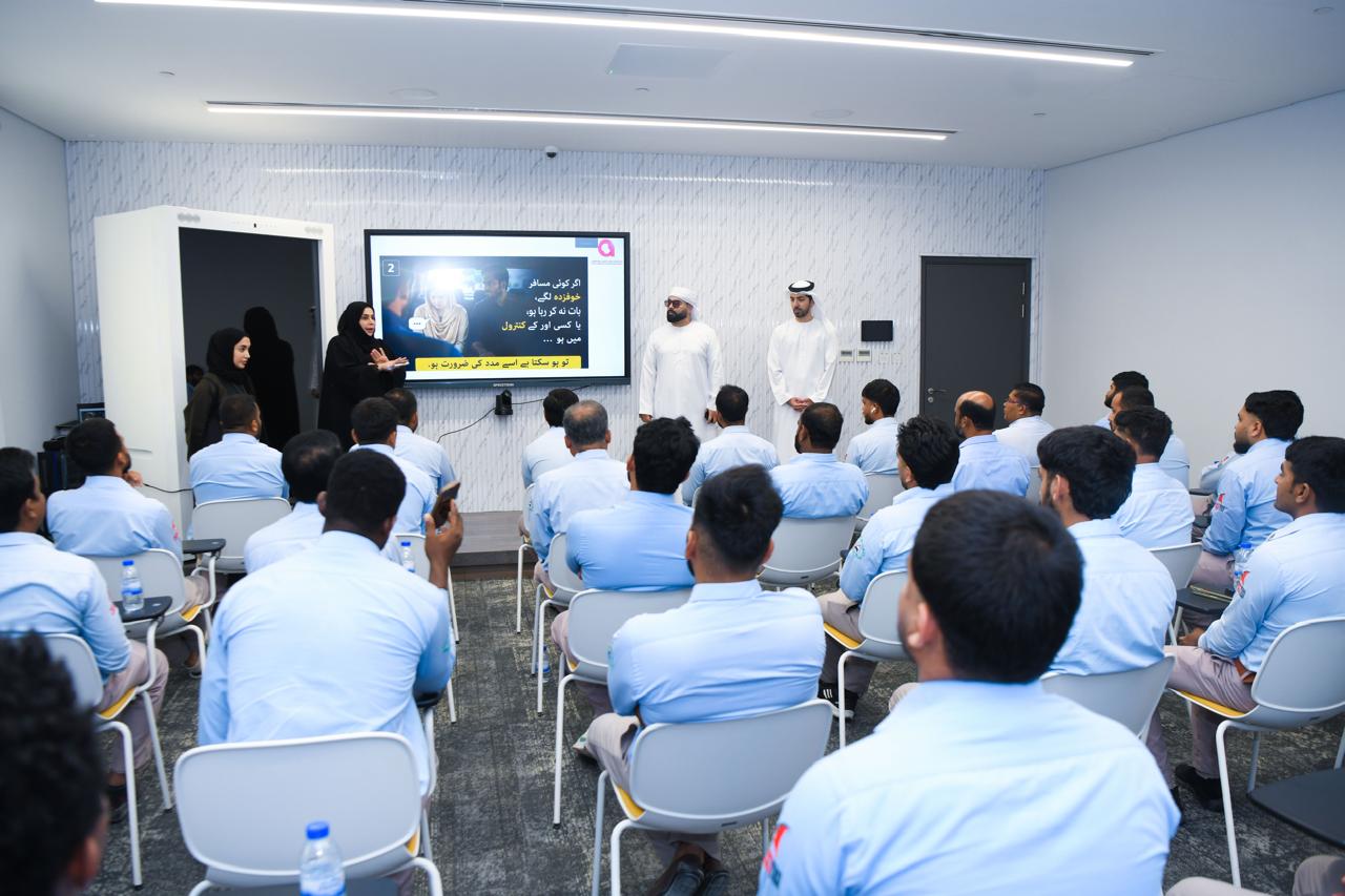 بمناسبة "اليوم العالمي لمكافحة الاتجار بالبشر".. شرطة رأس الخيمة ومركز أمان ينظمان ورشة تثقيفية لسائقي سيارات الأجرة 