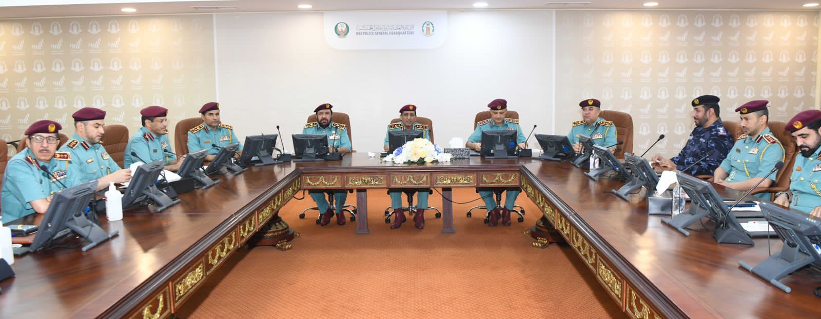 قائد عام شرطة رأس الخيمة يناقش في اجتماع لجنة القيادة العليا مؤشرات الاستخدام للخدمات الإلكترونية والذكية