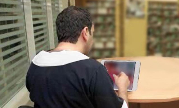 شرطة رأس الخيمة تطلق خدمة التواصل المرئي عن بعد بين نزلاء المنشآت العقابية وذويهم