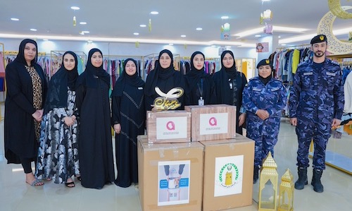 شرطة رأس الخيمة تشارك مؤسسة الشيخ سعود بن صقر التعليمية الخيرية مُبادرة معرض (دروب السعادة)   