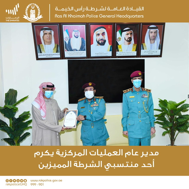 مدير عام العمليات المركزية يكرم أحد منتسبي الشرطة المميزين
