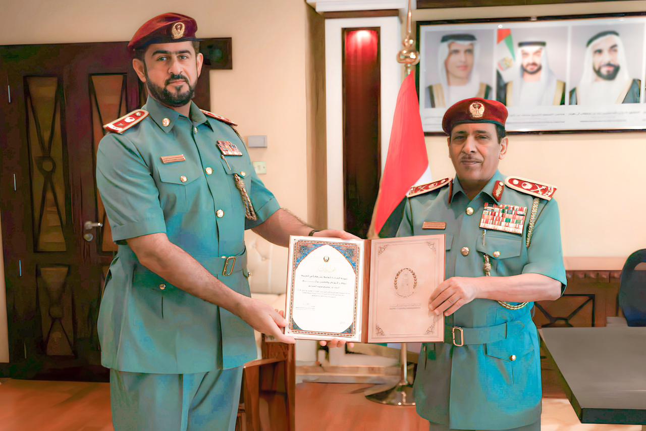 قائد عام شرطة رأس الخيمة يكرم نخبة من موظفي الشرطة المتميزين 