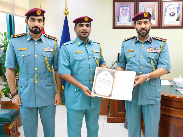 نائب قائد عام شرطة رأس الخيمة يكرم موظف متميز