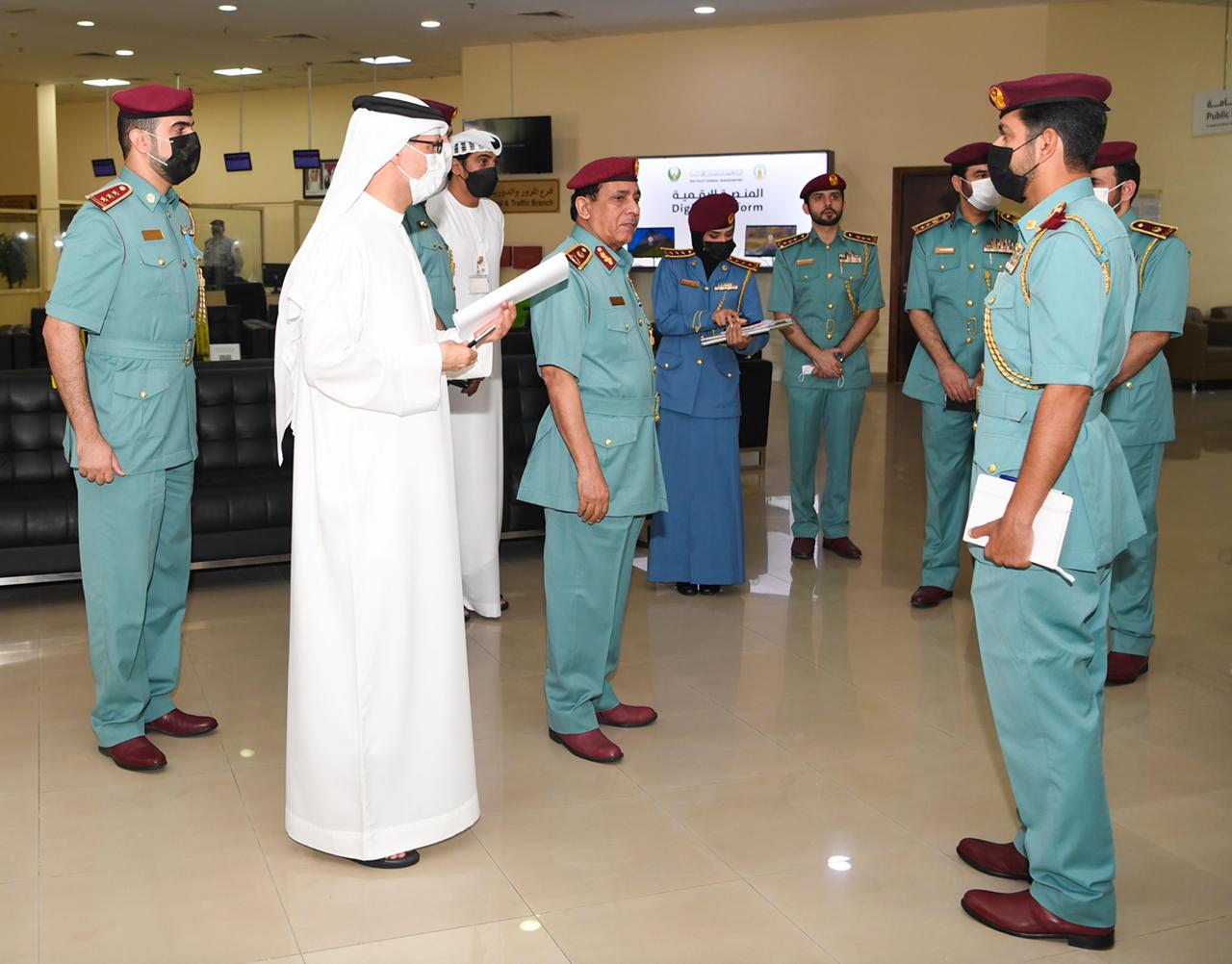  قائد عام شرطة رأس الخيمة يشيد بالبرامج الإلكترونية وتقنيات الأنظمة الذكية المقدمة بمركز شرطة الجزيرة الحمراء
