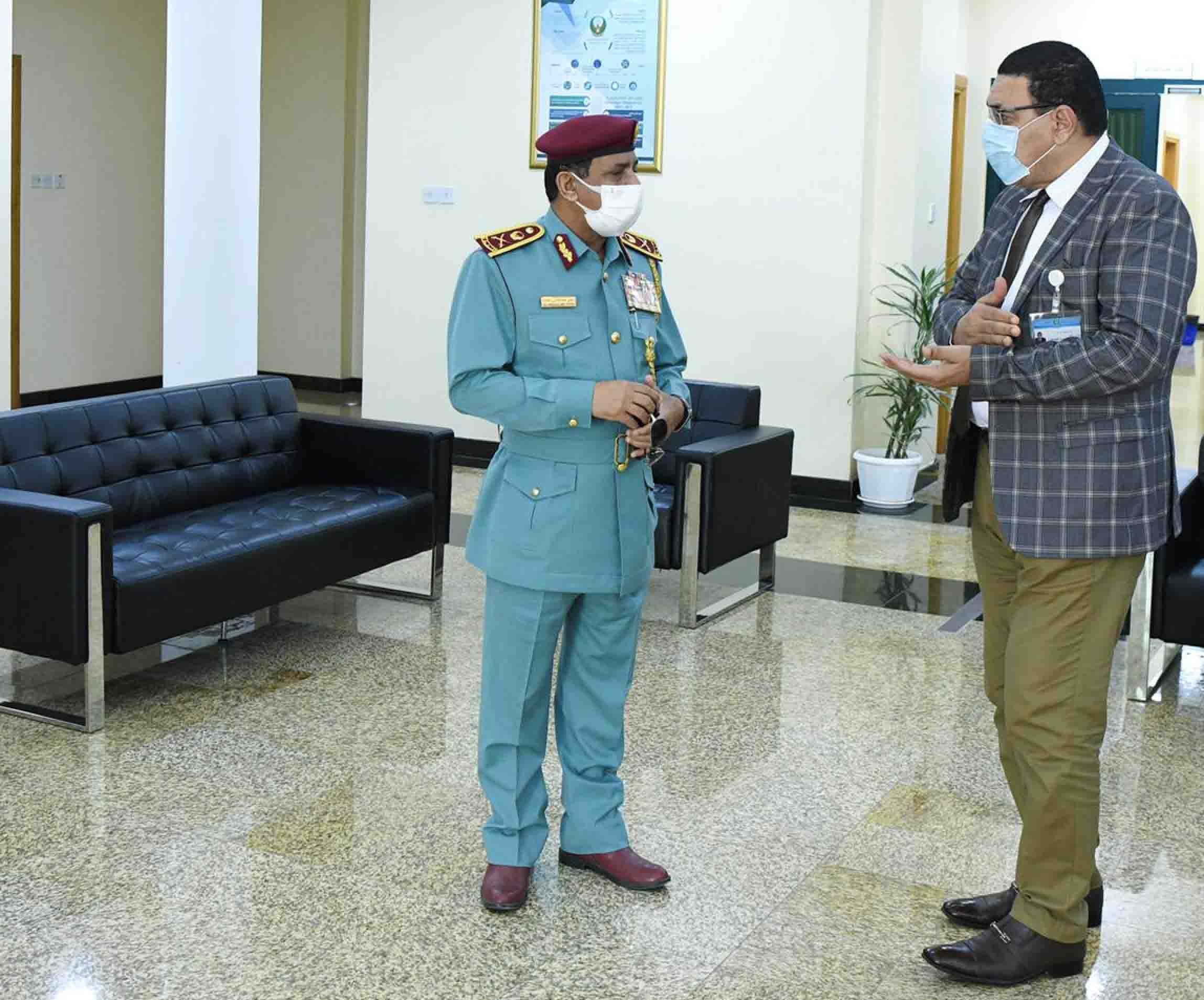 اللواء النعيمي يتفقد المختبر الجنائي بشرطة رأس الخيمة ويثمن إنجازاته ومؤشراته الإنتاجية