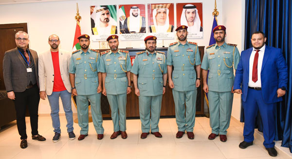كرم  مدير إدارة مراكز الشرطة الشاملة عددا من الموظفين المتميزين والمتعاونين