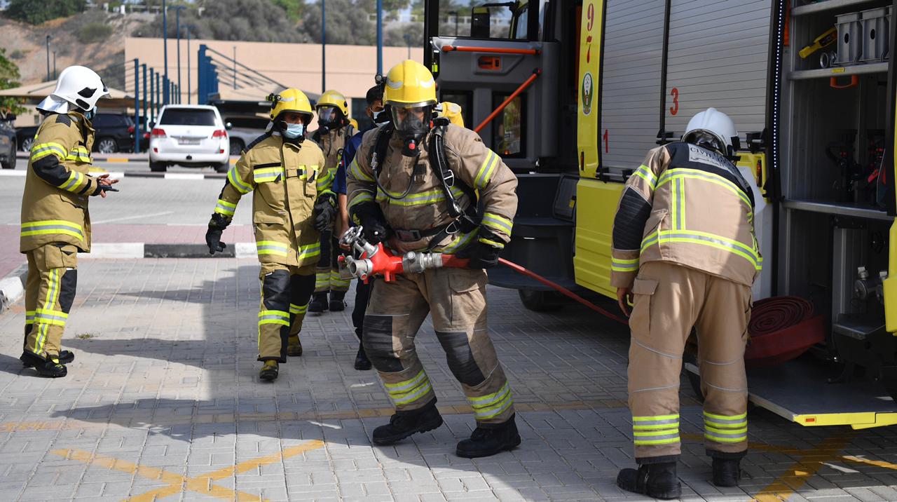 شرطة رأس الخيمة تُنفِّذ تمرين (إخلاء وهمي ) بالتعاون مع فرق الدفاع المدني