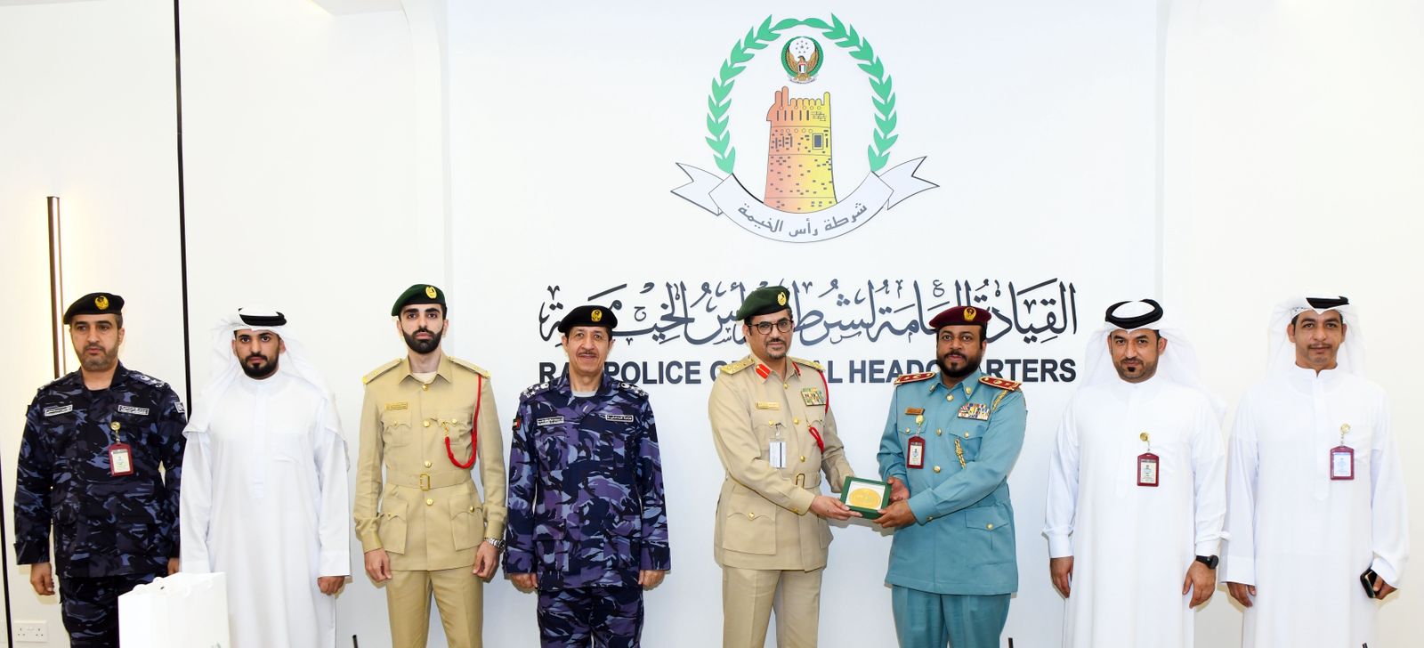 وفد من شرطة دبي يزور شرطة رأس الخيمة ويُكرم قسم الشؤون القانونية 