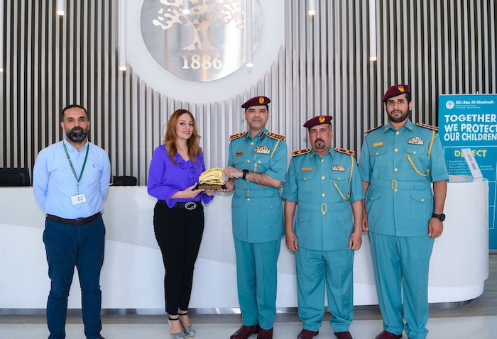  شرطة رأس الخيمة تلتقي الهيئة التعليمية بالشويفات ضمن مبادرة "معكم مجتمعنا آمن"