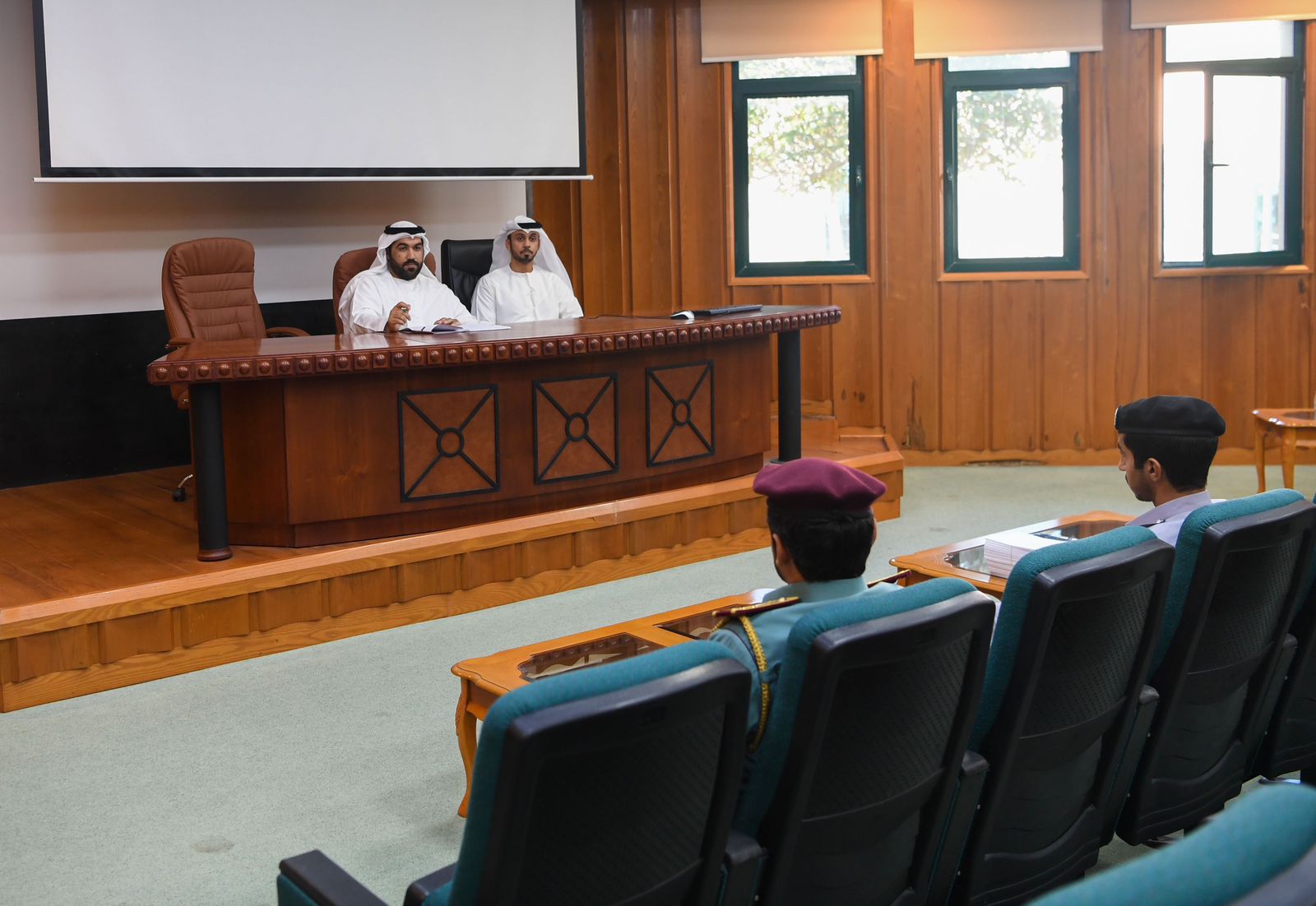مجلس شباب شرطة رأس الخيمة يعقد جلسة عصف ذهني تضمنت مقترحات تطويرية  