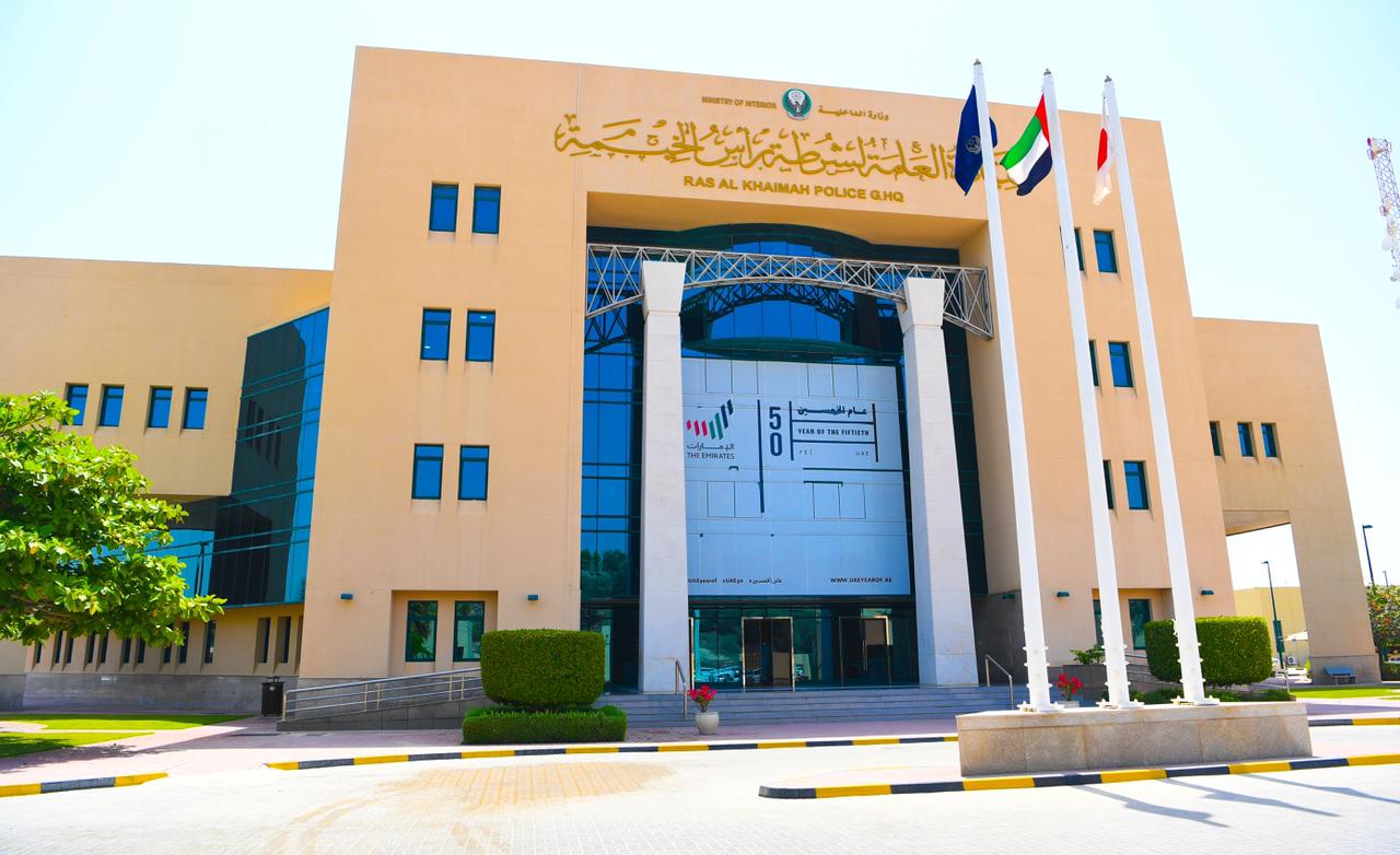 فريق إدارة الطوارئ والأزمات والكوارث المحلّي برأس الخيمة يُغلق أحد المقاهي و يخالف بعض المنشآت