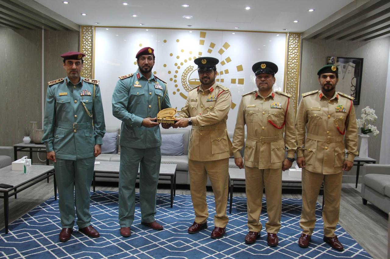 شرطة رأس الخيمة تُناقش مشروع "إعداد فريق صُنّاع القرار" بالتعاون مع شرطة دبي 