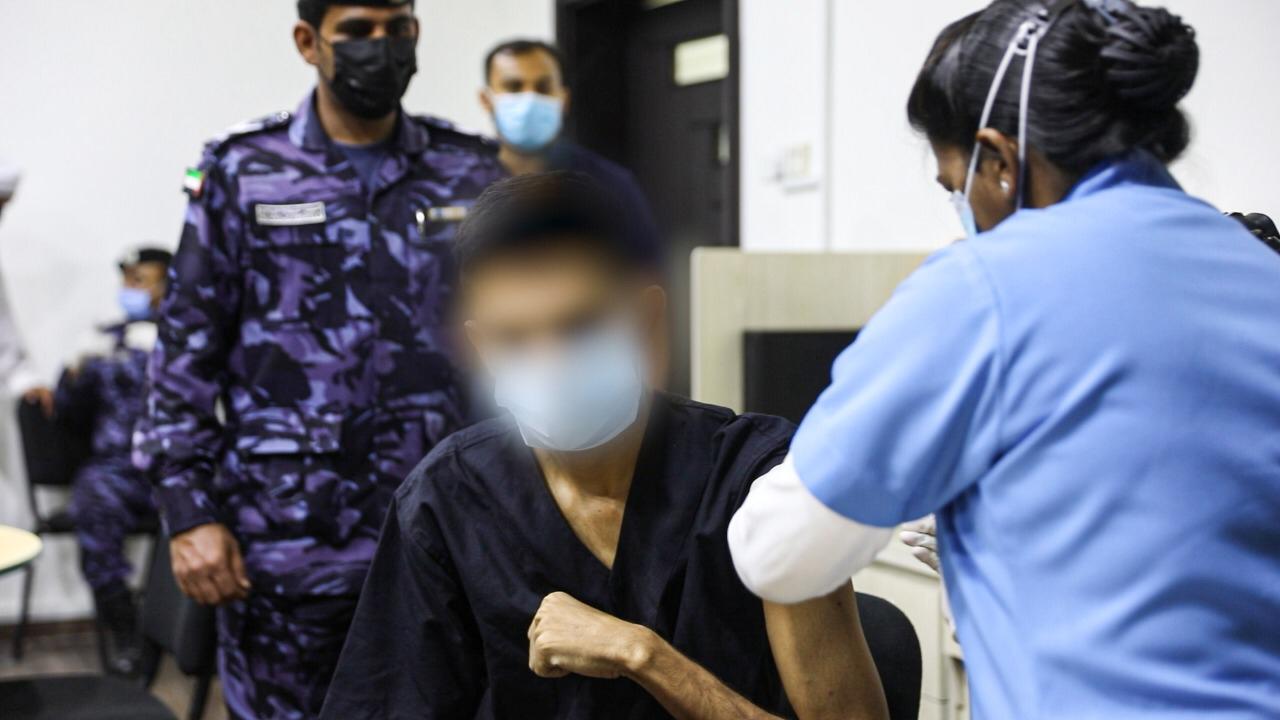 شرطة رأس الخيمة تدعم صحة نزلاء الإصلاحية بتوفير لقاح فيروس كورونا