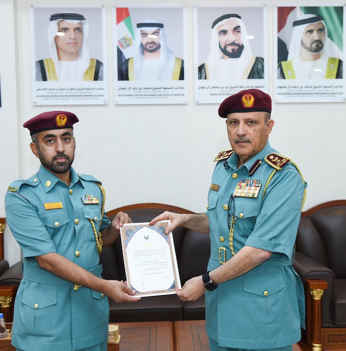 العميد جمال الطير يُكرّم أحد موظفي إدارة الخدمات المساندة المتميزين