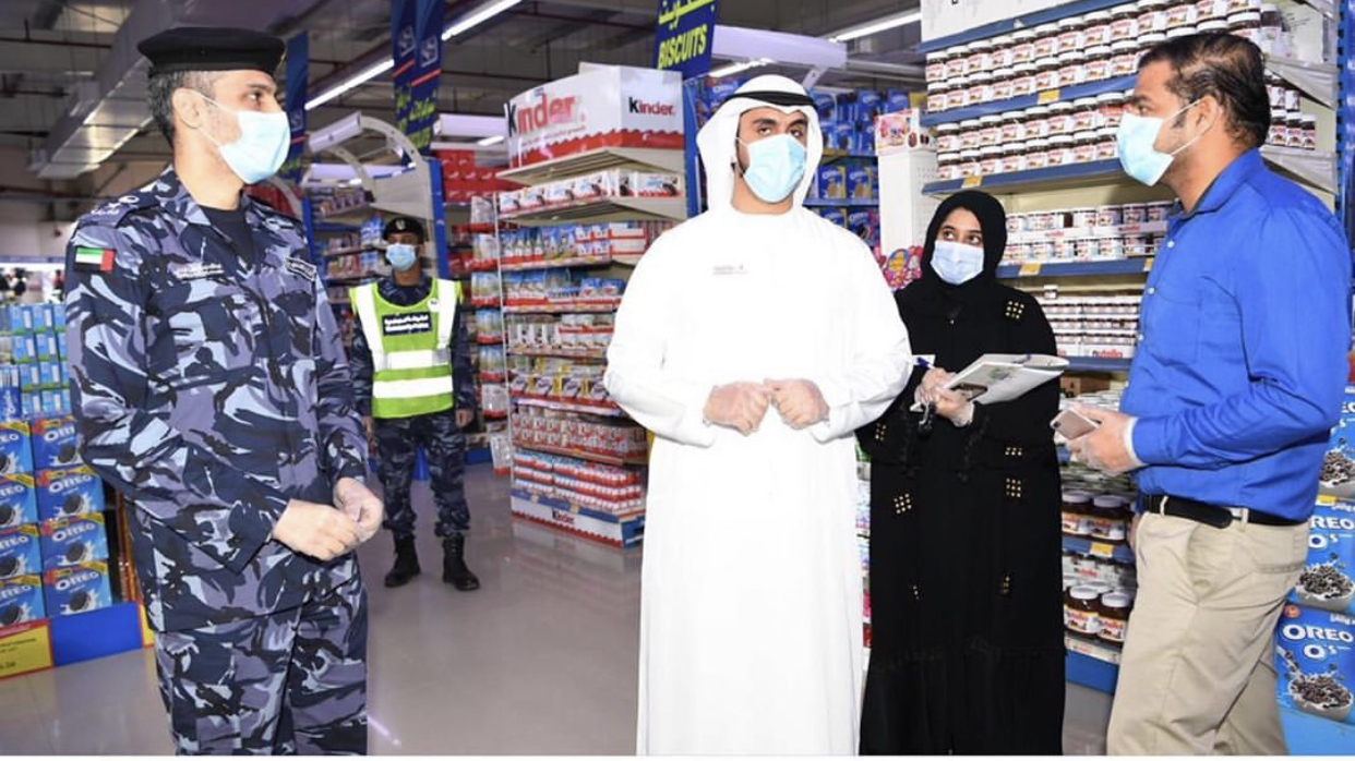 قائد عام شرطة رأس الخيمة يوجه الشرطة المجتمعية بتوعية موظفي المحال التجارية بارتداء الكمامات والقفازات للحد من انتقال "كورونا"