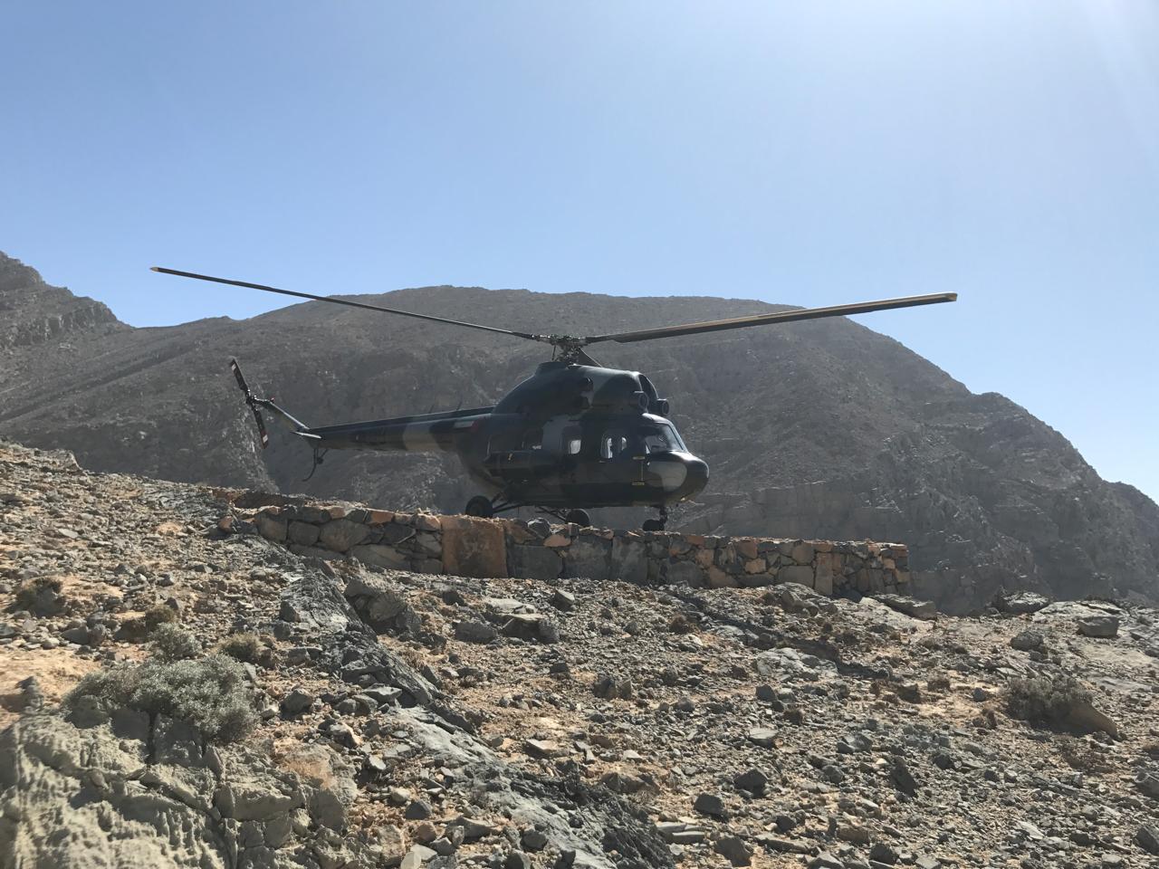 جناح الجو بشرطة رأس الخيمة ينقذ آسيويين علقا بمنطقة جبلية وعرة 