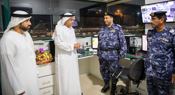 فريق السعادة وجودة الحياة بشرطة رأس الخيمة يعايد المناوبين بأول أيام العيد