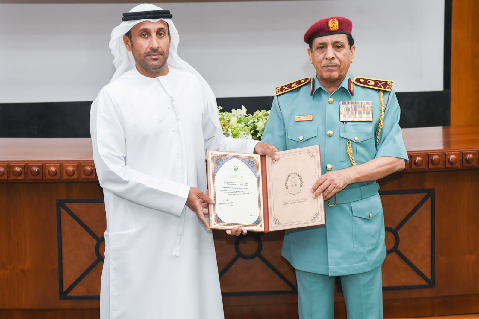 اللواء علي بن علوان يكرم ضابطاً متميزاً في شرطة رأس الخيمة