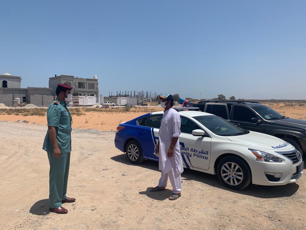 أفرع الشرطة المجتمعية بمراكز الشرطة الشاملة برأس الخيمة ينفذون حملة "حقوق وواجبات العمال"