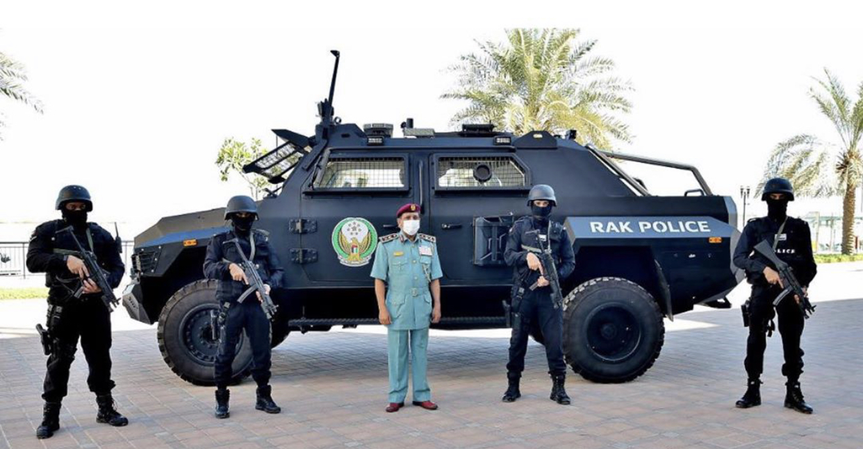 شرطة رأس الخيمة تدشن آلية مصفحة وزورق صنعا محلياً